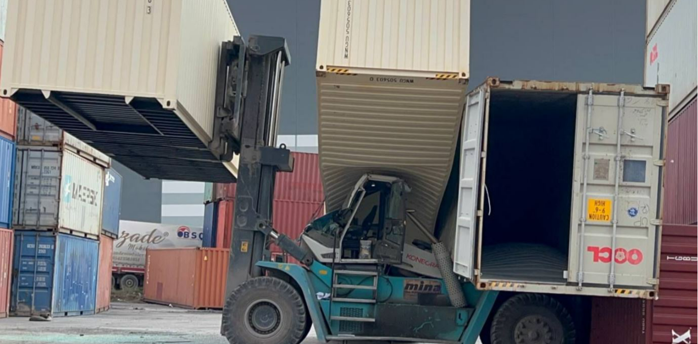 Forkliftin Üzerine Konteyner Düştü, Operatör Yaralandı